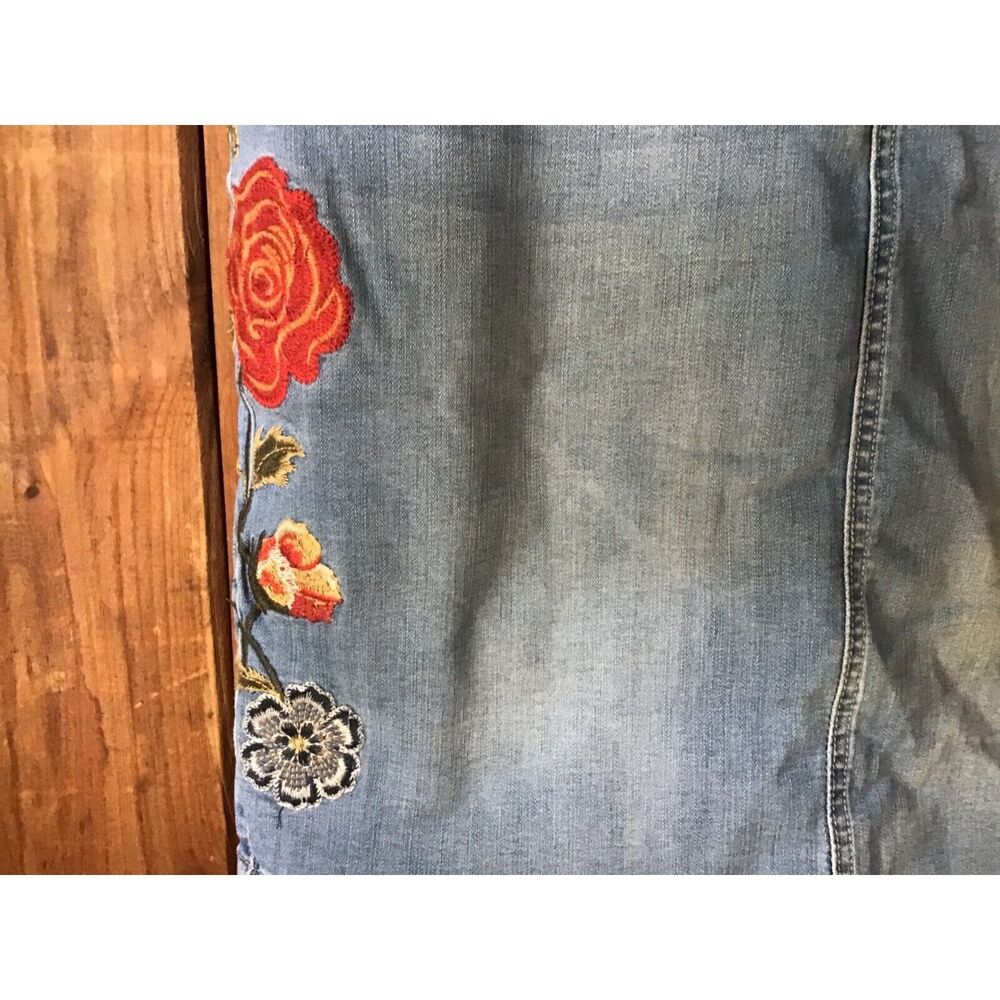 Westport Faded Blue Denim Skirt Size 16 Embroidered Floral Coastal Cowgirl - Picture 3 of 9
